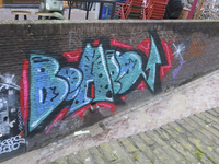 901459 Afbeelding van de graffititekst 'BEAPS' in de onderdoorgang naar de werf, op de Ganzenmarkt te Utrecht.